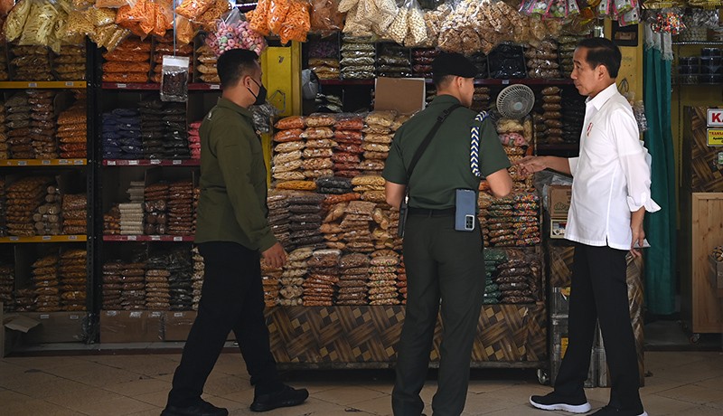 Jokowi Blusukan ke Pasar Johar Baru, Dengarkan Aspirasi Langsung Masyarakat - Bagian 4