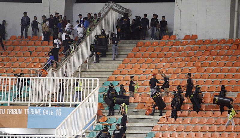 Kericuhan Suporter Persib vs Persis Gegara Saling Ejek - Bagian 2