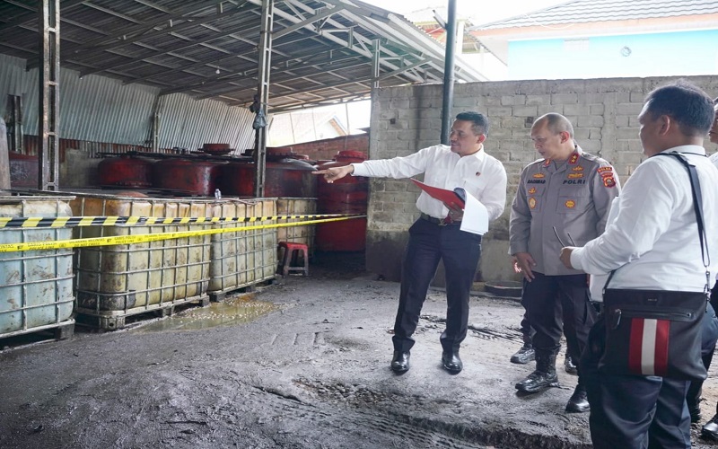 Pertamina Sedot Solar Oplosan dari Lokasi Penggerebekan di Ogan Ilir