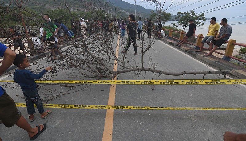 Jembatan Ambles, Jalur Utama Pemudik Sulbar-Sulsel Putus - Bagian 3
