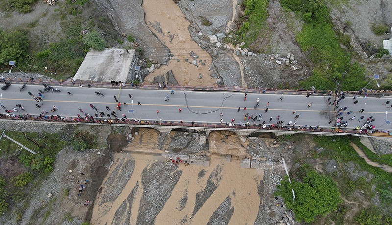 Jembatan Ambles, Jalur Utama Pemudik Sulbar-Sulsel Putus - Bagian 1
