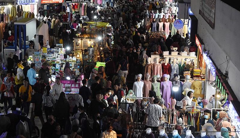Pasar Tanah Abang Mulai Ramai Pembeli Berburu Baju Muslim - Bagian 1