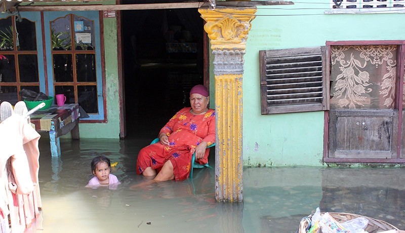 Banjir Rob Rendam Permukiman Warga Medan Belawan - Bagian 1