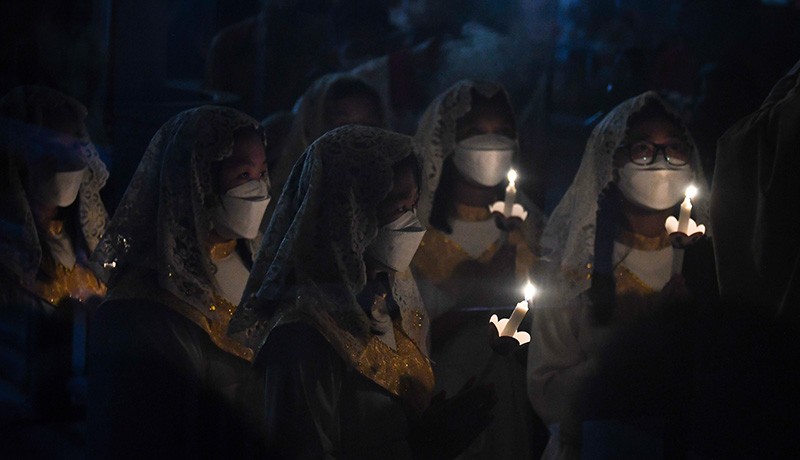 Suasana Misa Malam Paskah di Gereja Katedral Jakarta - Bagian 1