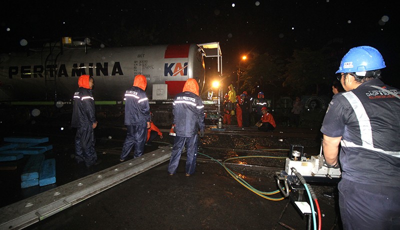 Kereta Api Angkut BBM Anjlok di Sidoarjo - Bagian 4