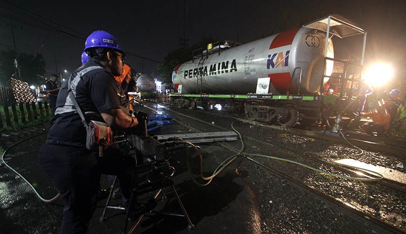 Kereta Api Angkut BBM Anjlok di Sidoarjo - Bagian 1