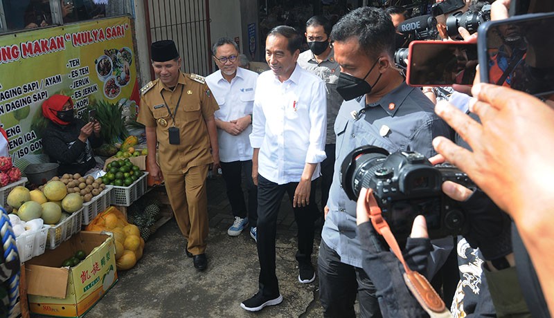 Presiden Jokowi Bagikan Sembako di Pasar Selo Boyolali - Bagian 2