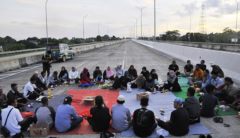 Warga Bekasi Sholat Berjemaah di Tengah Jalan Tol Jatikarya - Bagian 2
