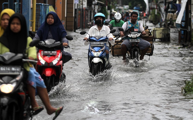 Banjir Menggenangi Jalan hingga Permukiman Desa Kureksari Sidoarjo - Bagian 1