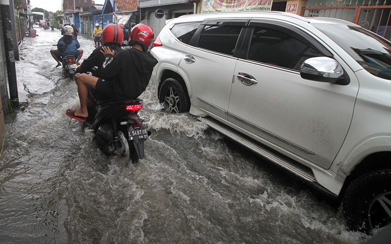 Banjir Menggenangi Jalan hingga Permukiman Desa Kureksari Sidoarjo - Bagian 2