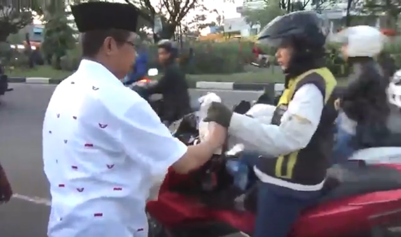 DPW Perindo Sulsel Bagikan Ratusan Takjil ke Warga dan Pengendara