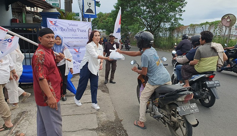 Gerkindo Bagi-Bagi Takjil untuk Warga Tangsel - Bagian 1