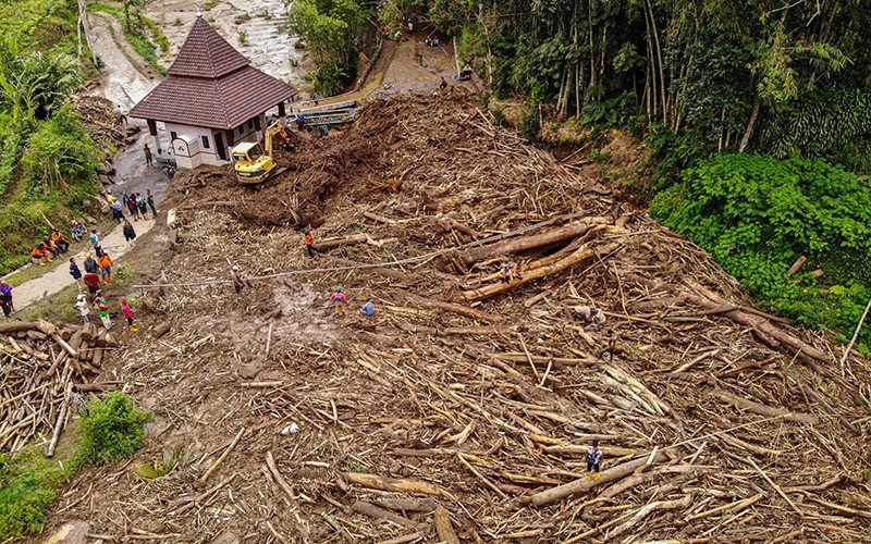 Material Lumpur dan Kayu Putus Saluran Irigasi usai Banjir Bandang di Malang - Bagian 1