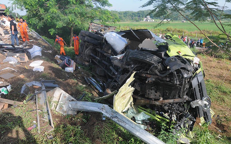 Penampakan 8 Kendaraan Ringsek Kecelakaan di Tol Semarang-Solo, 6 Orang Tewas - Bagian 3