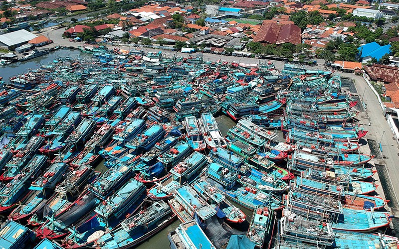 Cuti Melaut Jelang Lebaran, Ratusan Kapal Nelayan Bersandar di Pelabuhan Tegal - Bagian 1