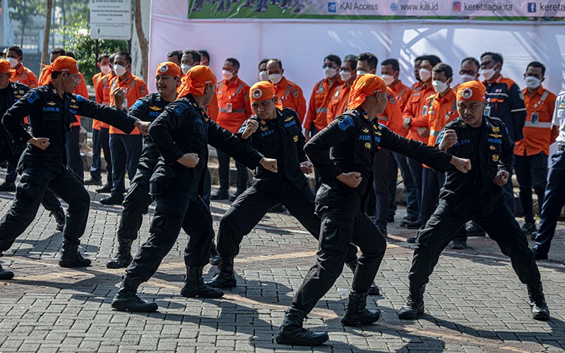 Aksi Polsuska Pamer Keterampilan Bela Diri - Bagian 1