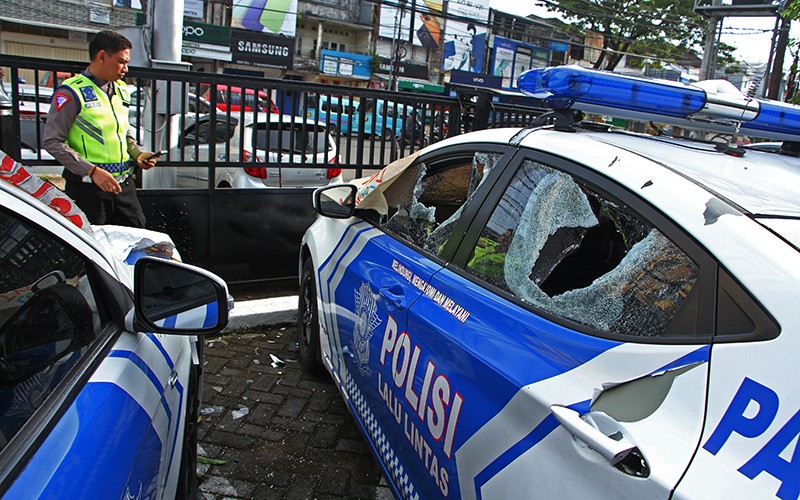 Mobil Patroli dan Pos Polisi Diserang OTK di Makassar, Kaca Pecah Berhamburan - Bagian 1