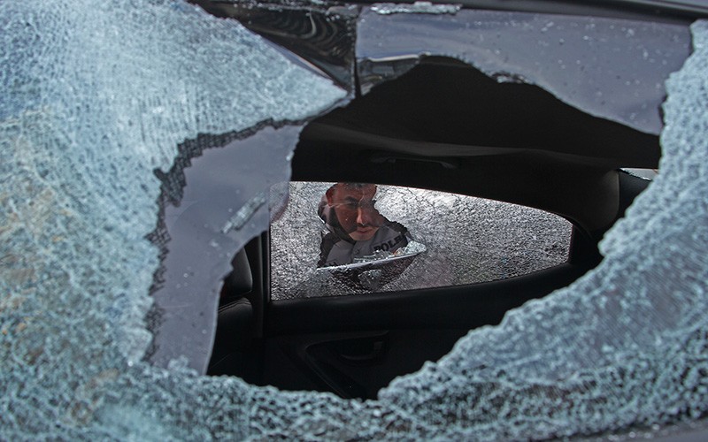 Mobil Patroli dan Pos Polisi Diserang OTK di Makassar, Kaca Pecah Berhamburan - Bagian 2