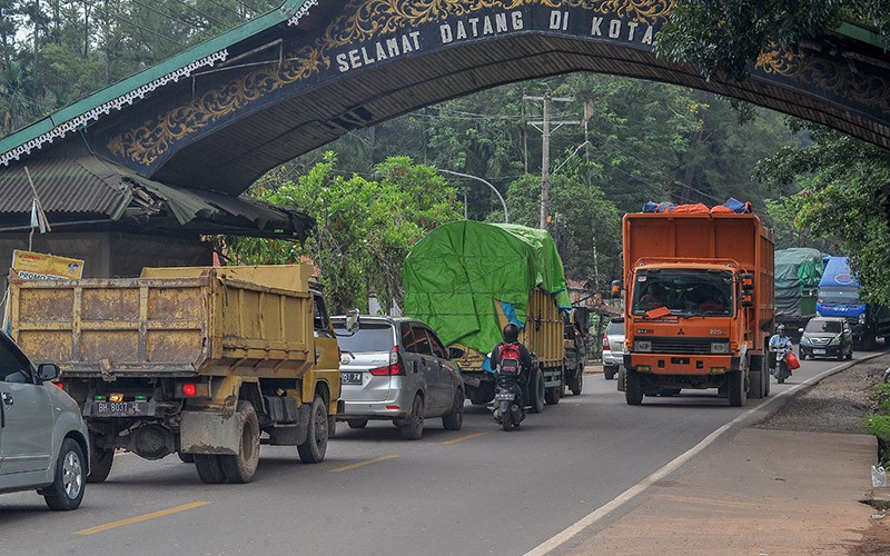Jalan Lintas Sumatera Didominasi Truk - Bagian 2