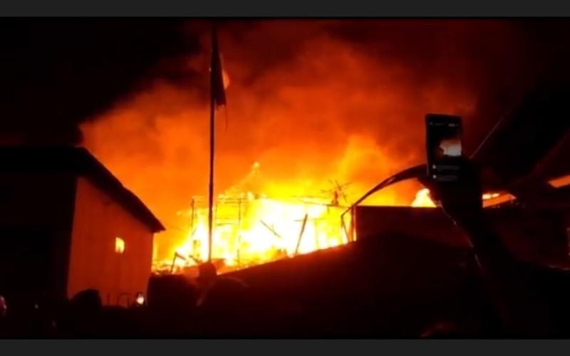 Diduga Korsleting, Rumah Pengepul Barang Bekas di Padang Terbakar