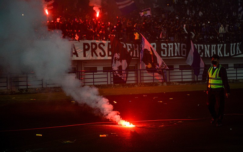 Foto-Foto Stadion GBLA Penuh Flare Pendukung Persib Bandung - Bagian 3
