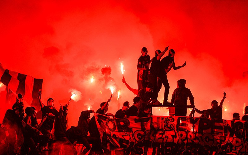 Foto-Foto Stadion GBLA Penuh Flare Pendukung Persib Bandung - Bagian 2