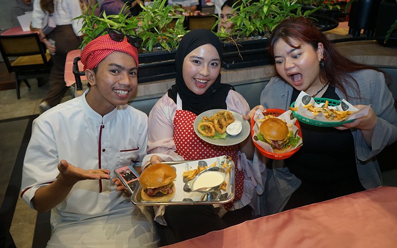Sulap Pramusaji Karen’s Diner Jadi Kalem, GrabFood Hadirkan Kareem’s Diner - Bagian 4