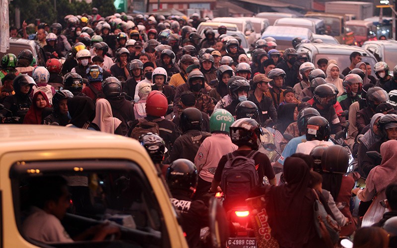 Jelang Puncak Cuti Bersama Lebaran, Jalur Alternatif Puncak Bogor Macet Parah - Bagian 2