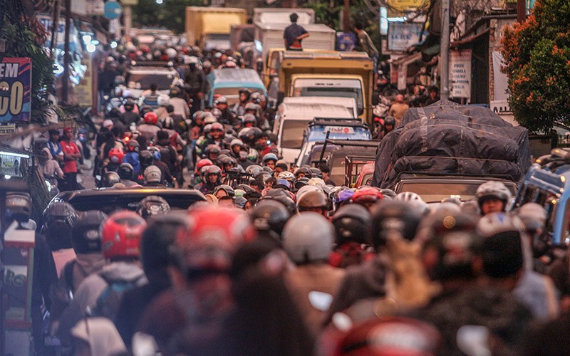 Jelang Puncak Cuti Bersama Lebaran, Jalur Alternatif Puncak Bogor Macet Parah - Bagian 1