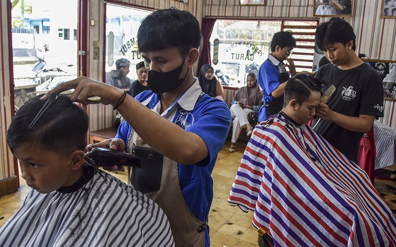 Jasa Pangkas Rambut Asgar Laris Manis, Sehari Kantongi Rp1 Juta - Bagian 1