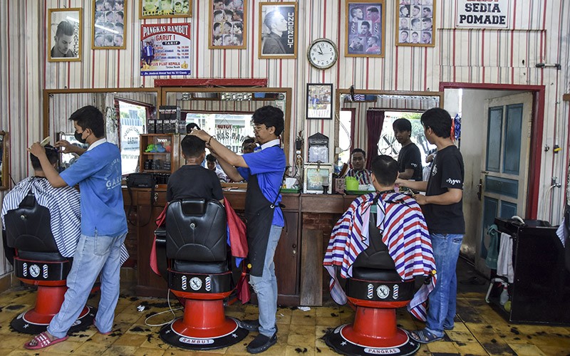 Jasa Pangkas Rambut Asgar Laris Manis, Sehari Kantongi Rp1 Juta - Bagian 2