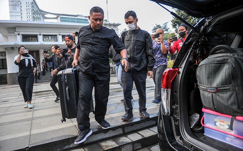 Geledah Ruang Kerja Wali Kota Bandung, Penyidik KPK Bawa 3 Koper Besar - Bagian 2