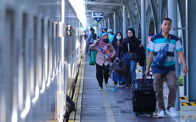 24.000 Penumpang Kereta Mudik Melalui Stasiun Pasar Senen - Bagian 1