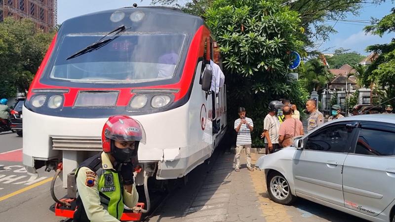Kecelakaan Mobil Ringsek Tertabrak KA Batara Kresna di Jalan Slamet Riyadi Solo