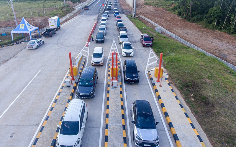 Jumlah Pemudik Melintasi Tol Trans Sumatera Mulai Meningkat - Bagian 1
