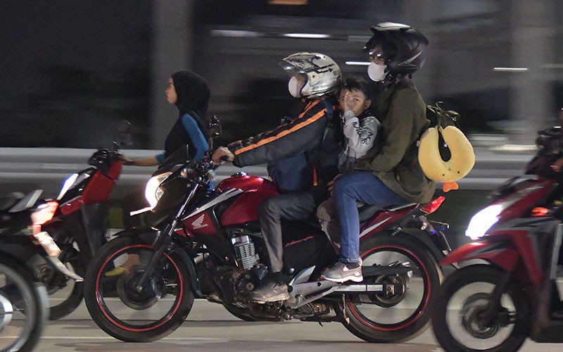 Pemudik dengan Sepeda Motor Menuju Jalur Pantura Mula Ramai - Bagian 1