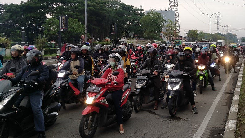 Pemudik Motor Padati Jalur Pantura Cirebon, Volume Kendaraan Terus Meningkat 