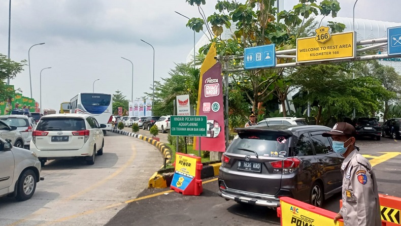 Rest Area Km 166 Dipadati Kendaraan Pemudik, Tol Cipali Bersiap One Way