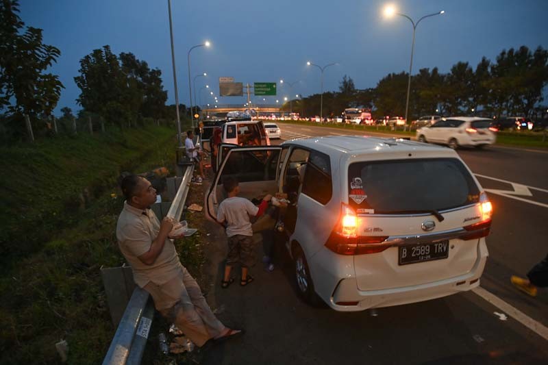 Berbahaya, Ini Potret Pemudik Berbuka Puasa di Bahu Jalan Tol Cipali - Bagian 1
