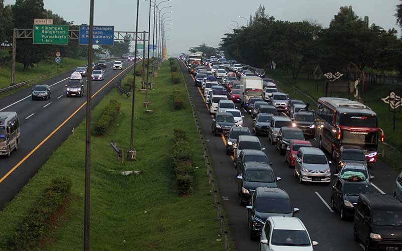 Tol Cipali Macet Panjang meski Diberlakukan Sistem Satu Arah - Bagian 1