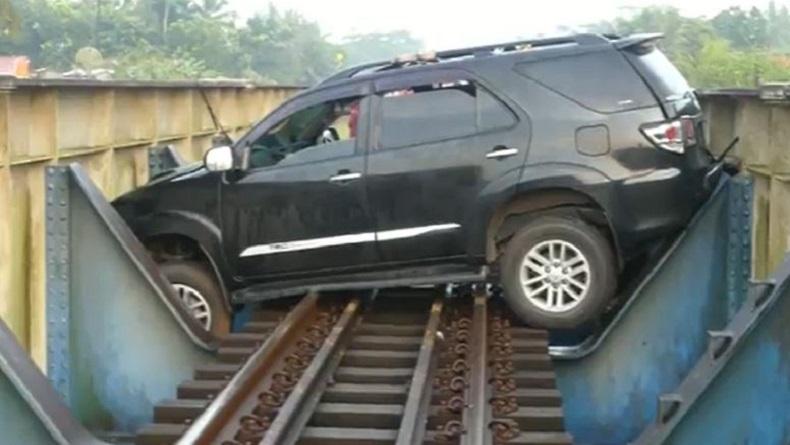 5 Berita Populer: Mobil Nyangkut di Rel Kereta Api hingga Jadwal Sholat Idul Fitri
