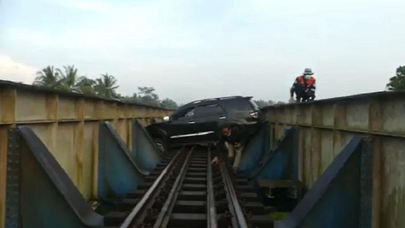 Mobil Nyangkut Jembatan Rel Kereta Api di Banyumas, Pengemudi Diduga Mau Bunuh Diri 