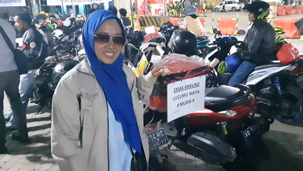  Baru Bisa Mudik Setelah 5 Tahun, Pasangan Suami Istri Ini Pasang Tulisan Begini 