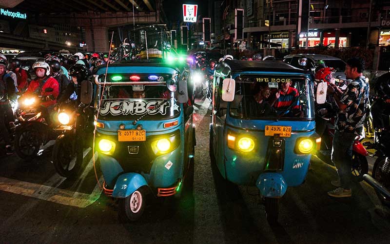 Rombongan Bajaj Bawa Pemudik Pulang Kampung - Bagian 1