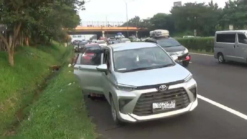 Rest Area Penuh, Pemudik Gunakan Bahu Jalan Tol Cipali untuk Istirahat