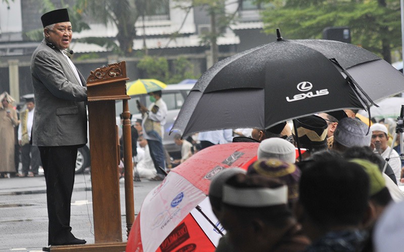Din Syamsuddin Khotbah Sholat Idul Fitri di Bawah Guyuran Hujan - Bagian 1