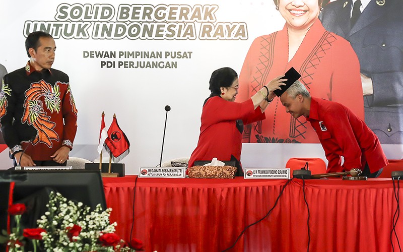 Momen Megawati Pakaikan Kopiah kepada Ganjar Pranowo, Bakal Capres PDI Perjuangan - Bagian 1