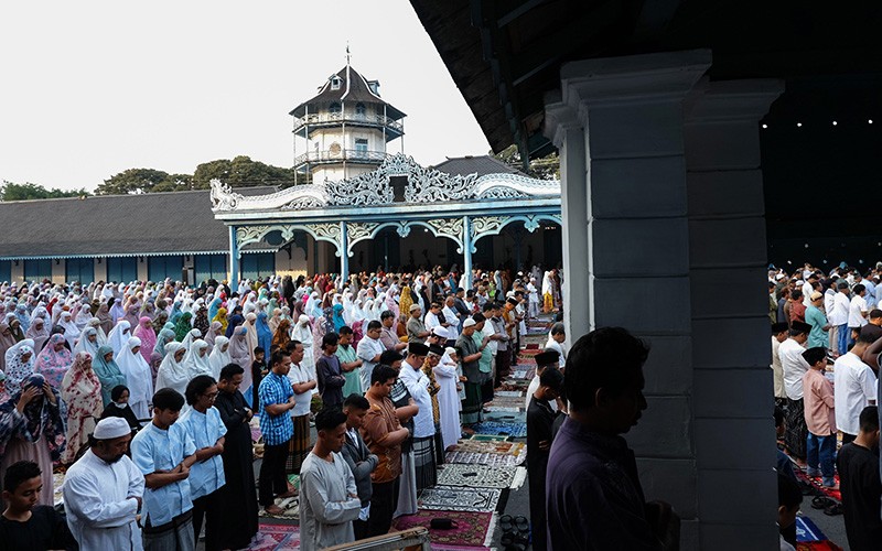 Suasana Khusyuk Sholat Idul Fitri di Keraton Kasunanan Solo - Bagian 1