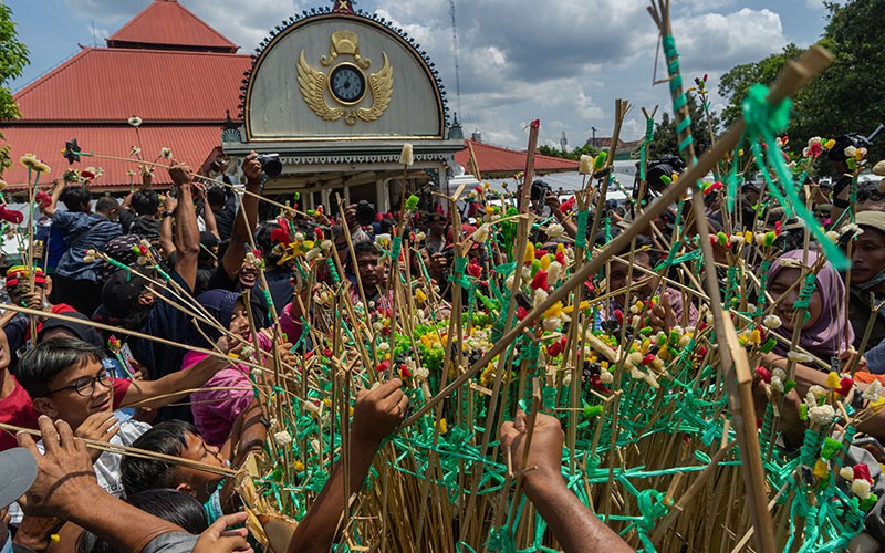 Ribuan Warga Berebut Gunungan Grebeg Syawal 1444 H Keraton Yogyakarta - Bagian 3