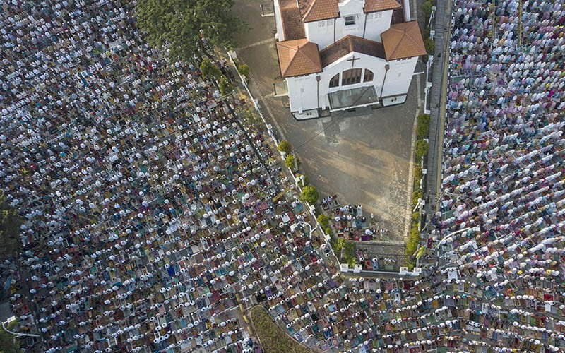 Umat Muslim Membeludak Sholat Id di Samping Gereja Jatinegara - Bagian 2